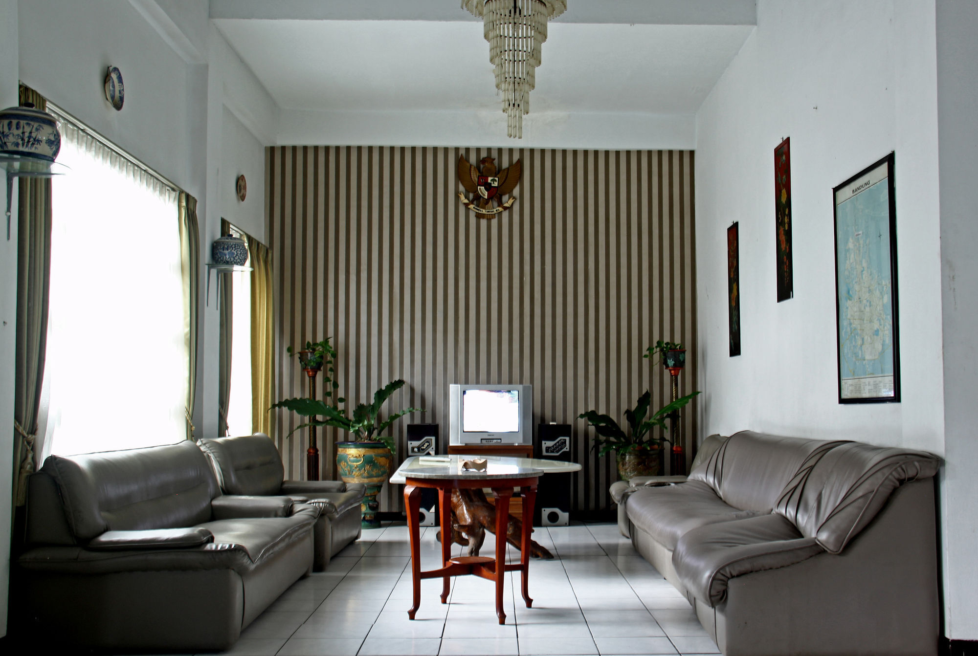 Oyo 3953 Hotel Catellya II Cipaku Bandung Exterior foto